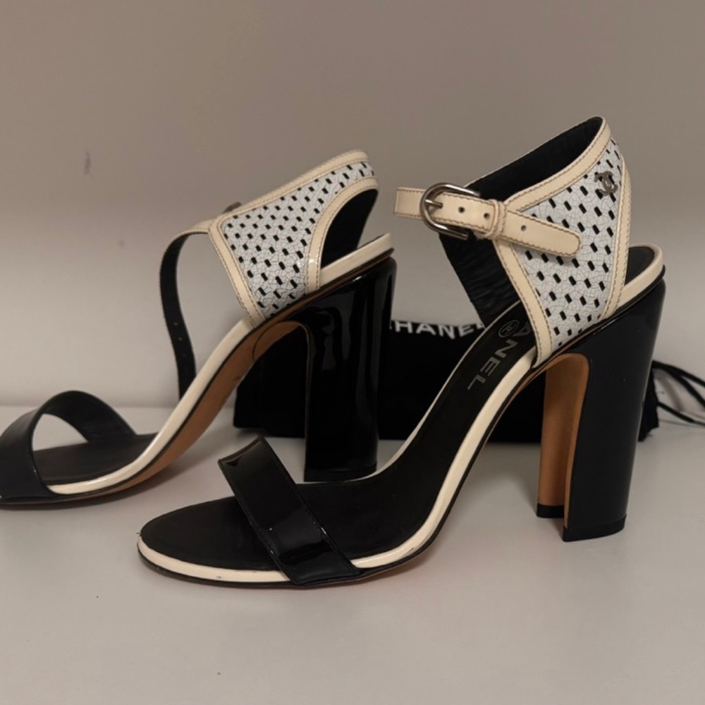 CHANEL Black and White Sandals - Picture 3 of 6